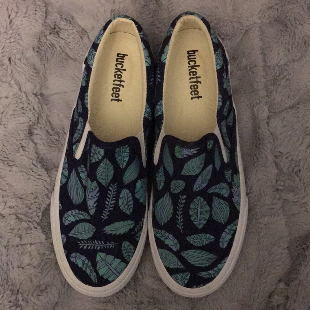 BRAND NEW BUCKETFEET CUTE SLIP ONS